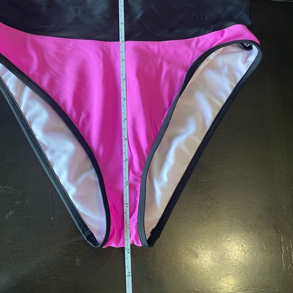 Sports Illustrated Swimsuit in Black and Pink - size medium Bikini Set - Picture 14 of 16